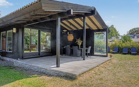 Anelle - 100M from the Sea: Hout, Dak, Veranda, Garden Gebouwen, Deur, Huis, Schaduw, Verblijf, Outdoor Structuur, Schuur