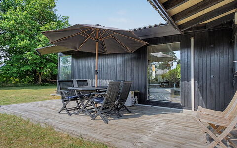 Anelle - 100M from the Sea: Verblijf, Backyard, Werf, Garden Gebouwen, Schuur, Siding, Buitenmeubels, Blokhut, Outdoor Structuur, Keet