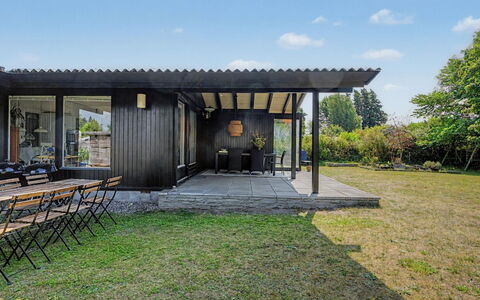 Anelle - 100M from the Sea: Verblijf, Backyard, Werf, Garden Gebouwen, Schuur, Siding, Buitenmeubels, Blokhut, Outdoor Structuur, Keet