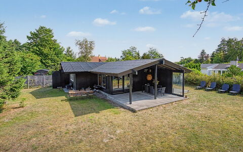Anelle - 100M from the Sea: Verblijf, Backyard, Werf, Garden Gebouwen, Schuur, Siding, Buitenmeubels, Blokhut, Outdoor Structuur, Keet