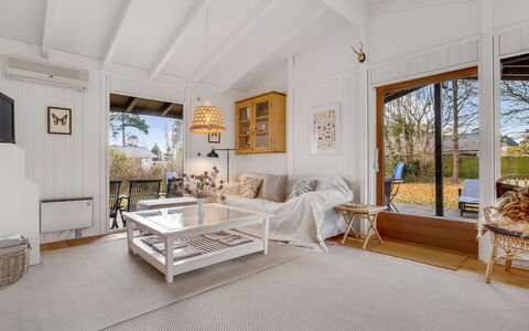 Anelle - 100M from the Sea: Verblijf, Backyard, Werf, Garden Gebouwen, Schuur, Siding, Buitenmeubels, Blokhut, Outdoor Structuur, Keet