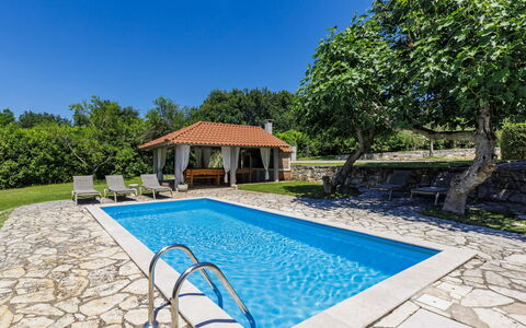 Elli: Blauw, Zwembad, Toevlucht, Schaduw, Eco Hotel, Buitenmeubels, Landgoed, Flagstone, Boerderij, Landscaping