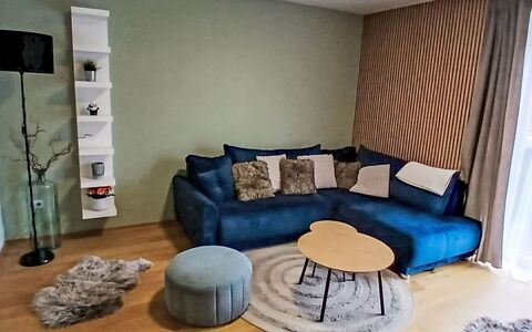 Na Kovárně: Meubilair, Interieur Ontwerp, Flooring, Verdieping, Kussen, Bankstel, Textiel, Woonkamer, Kussen Gooien, Kamer