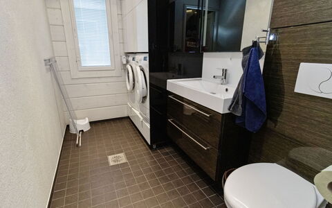 Nuunalahti: Flooring, Verdieping, Wc Bril, Hout, Toilet, Interieur Ontwerp, Badkamerkast, Loodgieterswerkinrichting, Badkamer, Loodgieter