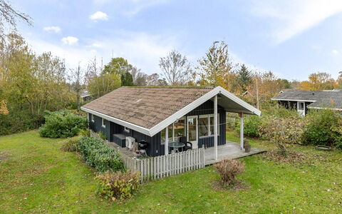 Mika - 300M from the Sea: Verblijf, Backyard, Werf, Garden Gebouwen, Schuur, Siding, Buitenmeubels, Blokhut, Outdoor Structuur, Keet