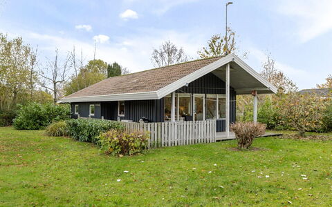 Mika - 300M from the Sea: Verblijf, Backyard, Werf, Garden Gebouwen, Schuur, Siding, Buitenmeubels, Blokhut, Outdoor Structuur, Keet