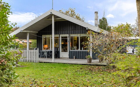 Mika - 300M from the Sea: Verblijf, Backyard, Werf, Garden Gebouwen, Schuur, Siding, Buitenmeubels, Blokhut, Outdoor Structuur, Keet