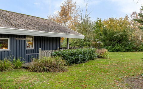 Mika - 300M from the Sea: Verblijf, Backyard, Werf, Garden Gebouwen, Schuur, Siding, Buitenmeubels, Blokhut, Outdoor Structuur, Keet