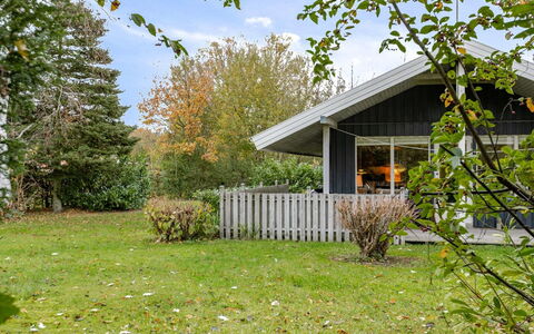 Mika - 300M from the Sea: Verblijf, Backyard, Werf, Garden Gebouwen, Schuur, Siding, Buitenmeubels, Blokhut, Outdoor Structuur, Keet