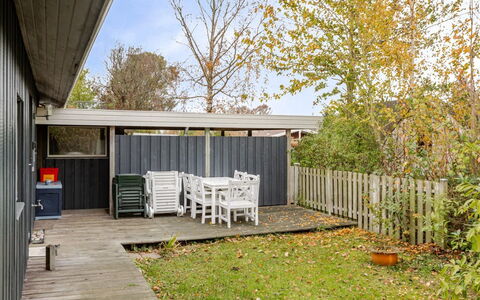 Mika - 300M from the Sea: Verblijf, Backyard, Werf, Garden Gebouwen, Schuur, Siding, Buitenmeubels, Blokhut, Outdoor Structuur, Keet