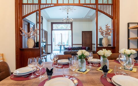 Notre Refuge - Your Belle Époque Escape: Meubilair, Interieur Ontwerp, Hout, Tafel, Eetkamer, Flooring, Stoel, Keuken En Eettafel, Plafond, Verlichting