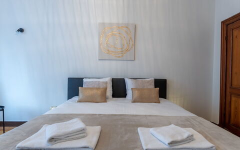 Notre Refuge - Your Belle Époque Escape: Bed, Slaapkamer, Verdieping, Interieur Ontwerp, Flooring, Laken, Meubilair, Hout, Bedding, Textiel
