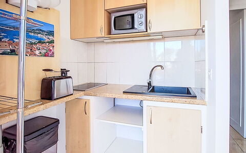 Villa Botrel: Meubilair, Appartement, Stoel, Major Appliance, Schaduw, Beits, Balkon, Cabinetry, Countertop, Keuken En Eettafel