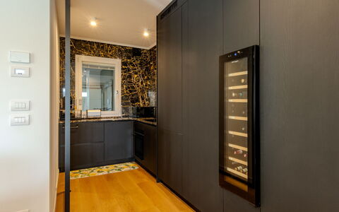 Villa Malia Private Pool: Flooring, Interieur Ontwerp, Major Appliance, Hout, Toestel Van De Keuken, Verdieping, Keuken, Koelkast, Verlichting