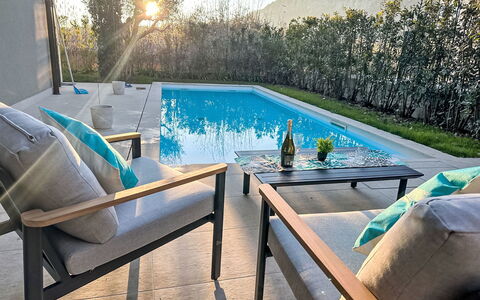 Villa Malia Private Pool: Meubilair, Zwembad, Buitenmeubels, Stoel, Toevlucht, Flooring, Verdieping, Buitentafel, Schaduw