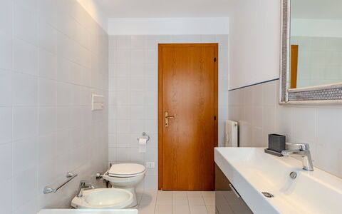 Centro Piave: Badkamer, Wastafel In De Badkamer, Loodgieterswerkinrichting, Flooring, Verdieping, Interieur Ontwerp, Wastafel, Kraan, Loodgieter, Tegel