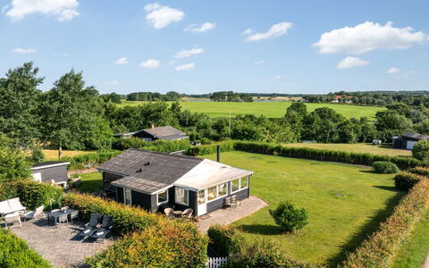 Hjalma - 250M to the Fjord: Gras, Huis, Dak, Huis, Woongebied, Landschap, Verblijf, Struik, Plain
