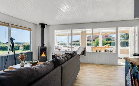 Hjalma - 250M to the Fjord: Flooring, Hout, Interieur Ontwerp, Verdieping, Plafond, Meubilair, Houten Vloer, Woonkamer, Huis, Bankstel