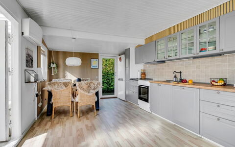 Hjalma - 250M to the Fjord: Hout, Flooring, Meubilair, Interieur Ontwerp, Verdieping, Huis, Houten Vloer, Plafond, Keuken, Beits
