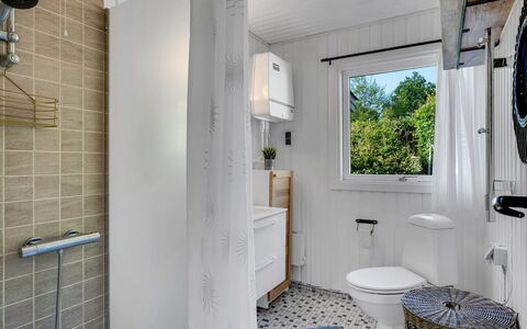 Hjalma - 250M to the Fjord: Loodgieterswerkinrichting, Wc Bril, Toilet, Flooring, Verdieping, Badkamer, Interieur Ontwerp, Loodgieter, Plafond, Wastafel
