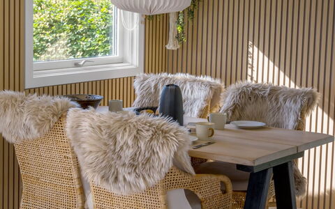 Hjalma - 250M to the Fjord: Meubilair, Hout, Interieur Ontwerp, Stoel, Tafel, Natuurlijk Materiaal, Keuken En Eettafel, Eetkamer, Kamerplant, Beits