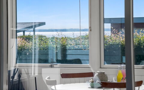 Hjalma - 250M to the Fjord: Glas, Interieur Ontwerp, Schaduw, Stoel, Eco Hotel, Venster Behandeling, Kamerplant, Bloempot, Daylighting, Balkon