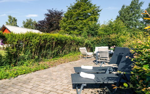 Hjalma - 250M to the Fjord: Groen, Struik, Buitenmeubels, Tuin, Meubilair, Schaduw, Groundcover, Stoel, Landscaping, Gazon