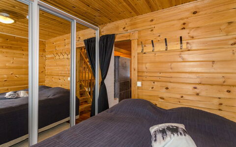 Nurmirinne: Bed, Meubilair, Slaapkamer, Interieur Ontwerp, Bedding, Laken, Flooring, Hout, Verdieping, Kamer