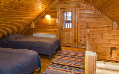 Nurmirinne: Bed, Meubilair, Slaapkamer, Interieur Ontwerp, Bedding, Laken, Flooring, Hout, Verdieping, Kamer