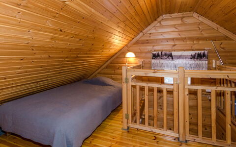Nurmirinne: Bed, Meubilair, Slaapkamer, Interieur Ontwerp, Bedding, Laken, Flooring, Hout, Verdieping, Kamer