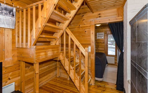Nurmirinne: Bed, Meubilair, Slaapkamer, Interieur Ontwerp, Bedding, Laken, Flooring, Hout, Verdieping, Kamer
