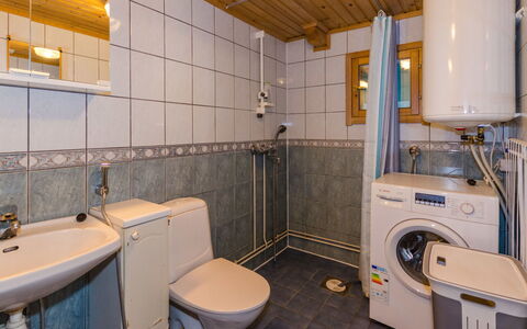 Nurmirinne: Bed, Meubilair, Slaapkamer, Interieur Ontwerp, Bedding, Laken, Flooring, Hout, Verdieping, Kamer