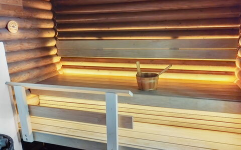 Nurmirinne: Bed, Meubilair, Slaapkamer, Interieur Ontwerp, Bedding, Laken, Flooring, Hout, Verdieping, Kamer
