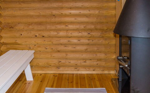 Nurmirinne: Bed, Meubilair, Slaapkamer, Interieur Ontwerp, Bedding, Laken, Flooring, Hout, Verdieping, Kamer