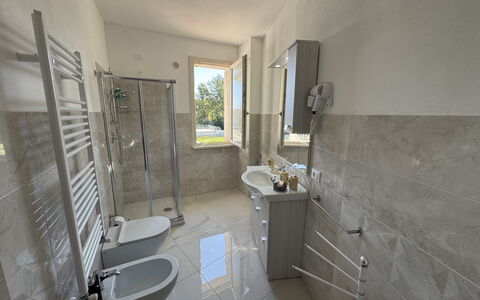 Villa al Glicine Proprietà: Flooring, Loodgieterswerkinrichting, Verdieping, Interieur Ontwerp, Wastafel, Loodgieter, Kraan, Kamer, Tegel, Badkamer