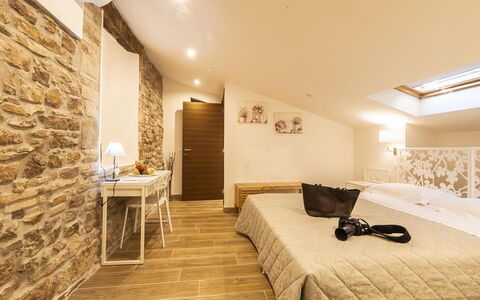 Appartamento la Fontana, Assisi: Interieur Ontwerp, Meubilair, Plafond, Slaapkamer, Hout, Flooring, Verdieping, Textiel, Bed, Verlichting