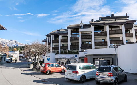 Center Communal D1: Automotive Buiten,  Dorf\, Parking, Family Car, Luxevoertuig, Parkeerplaats, Mid-Size Car