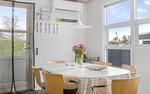 Eugenia - 300M from the Sea: Verblijf, Backyard, Werf, Garden Gebouwen, Schuur, Siding, Buitenmeubels, Blokhut, Outdoor Structuur, Keet