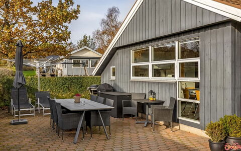 Eugenia - 300M from the Sea: Verblijf, Backyard, Werf, Garden Gebouwen, Schuur, Siding, Buitenmeubels, Blokhut, Outdoor Structuur, Keet