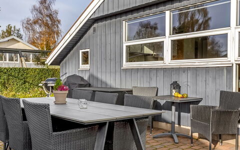 Eugenia - 300M from the Sea: Verblijf, Backyard, Werf, Garden Gebouwen, Schuur, Siding, Buitenmeubels, Blokhut, Outdoor Structuur, Keet