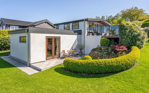 Martti - 200M from the Sea: Struik, Tuin, Dak, Huis, Verblijf, Garden Gebouwen, Werf, Landscaping, Landgoed, Backyard