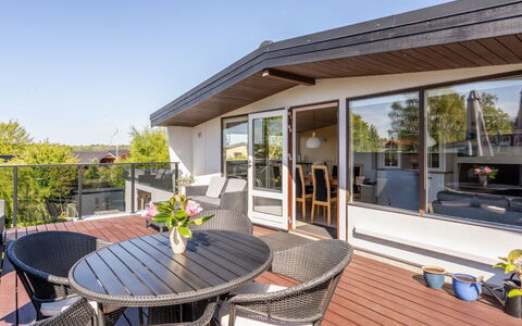 Martti - 200M from the Sea: Meubilair, Stoel, Huis, Tafel, Keuken En Eettafel, Houten Vloer, Appartement, Hardwood, Balkon, Beits