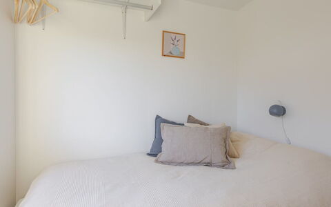 Martti - 200M from the Sea: Bed, Slaapkamer, Muur, Bedding, Laken, Interieur Ontwerp, Hout, Linens, Plafond, Kamer