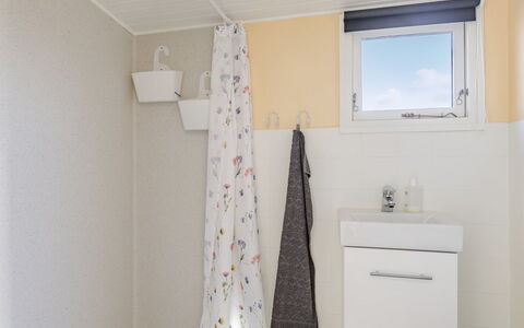 Martti - 200M from the Sea: Muur, Flooring, Interieur Ontwerp, Verdieping, Loodgieterswerkinrichting, Badkamer, Kamer, Loodgieter, Verlichting, Plafond