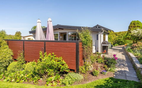 Martti - 200M from the Sea: Struik, Tuin, Huis, Deur, Werf, Schaduw, Landscaping, Verblijf, Backyard, Garden Gebouwen