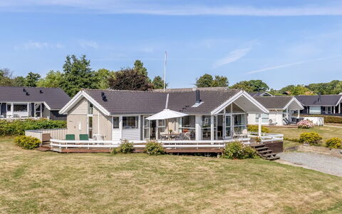 Finn - 100M from the Sea: Verblijf, Backyard, Werf, Garden Gebouwen, Schuur, Siding, Buitenmeubels, Blokhut, Outdoor Structuur, Keet