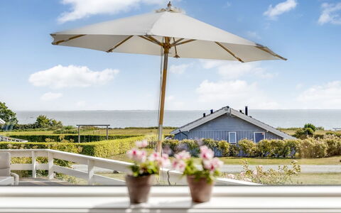 Finn - 100M from the Sea: Verblijf, Backyard, Werf, Garden Gebouwen, Schuur, Siding, Buitenmeubels, Blokhut, Outdoor Structuur, Keet