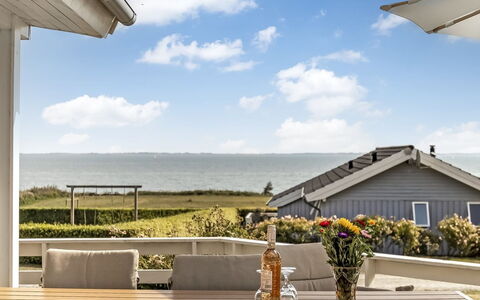 Finn - 100M from the Sea: Verblijf, Backyard, Werf, Garden Gebouwen, Schuur, Siding, Buitenmeubels, Blokhut, Outdoor Structuur, Keet