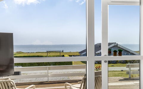 Finn - 100M from the Sea: Verblijf, Backyard, Werf, Garden Gebouwen, Schuur, Siding, Buitenmeubels, Blokhut, Outdoor Structuur, Keet