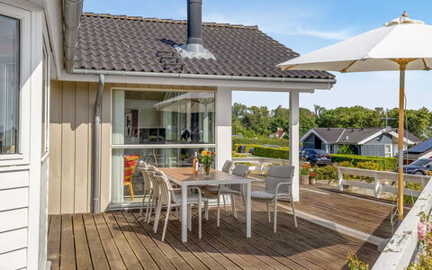 Finn - 100M from the Sea: Verblijf, Backyard, Werf, Garden Gebouwen, Schuur, Siding, Buitenmeubels, Blokhut, Outdoor Structuur, Keet